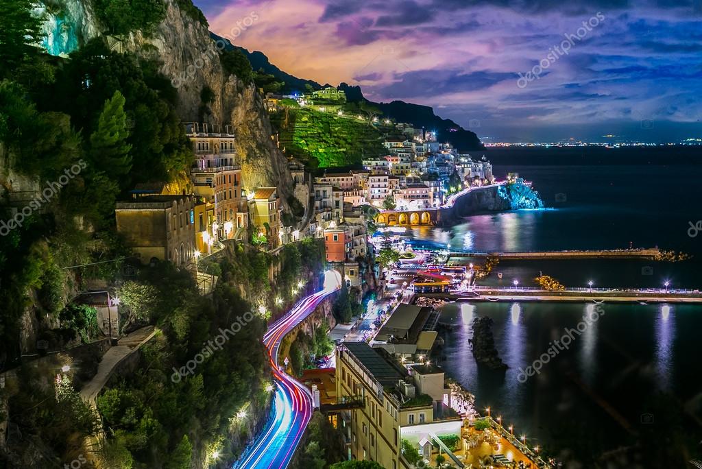 Auto che percorre una strada panoramica sulla Costiera Amalfitana