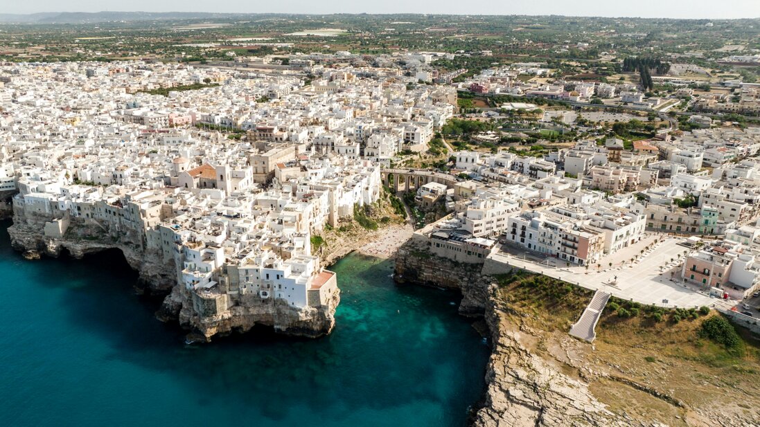 Auto parcheggiata vicino agli scavi di Pompei con vista sul Vesuvio